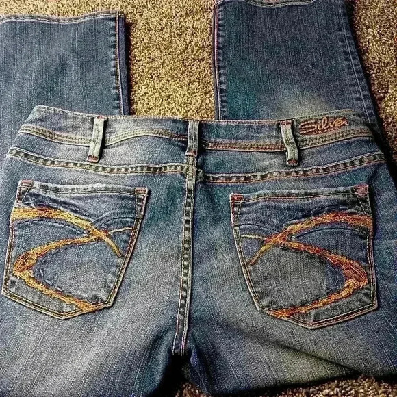 Lady's silver jeans capri's (#264) - Picture 3 of 6